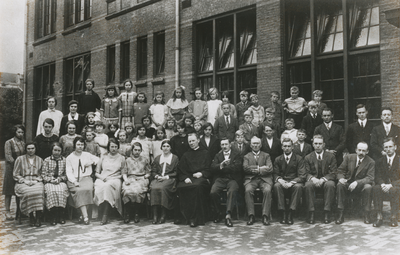 876739 Groepsportret van aanwezigen, vermoedelijk medewerkers van het Franciscus Liefdewerk in Utrecht en leden van de ...